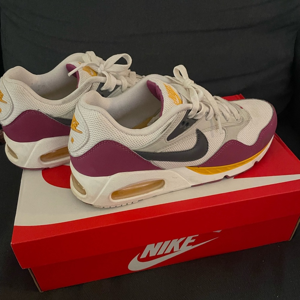 Women’s Nike Air Max shoes. Size 8